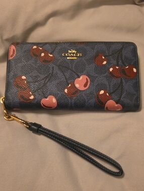 🍒Coach Large Zip Around Cherry🍒Print Leather Wristlet Wallet Pink Accents🍒EUC